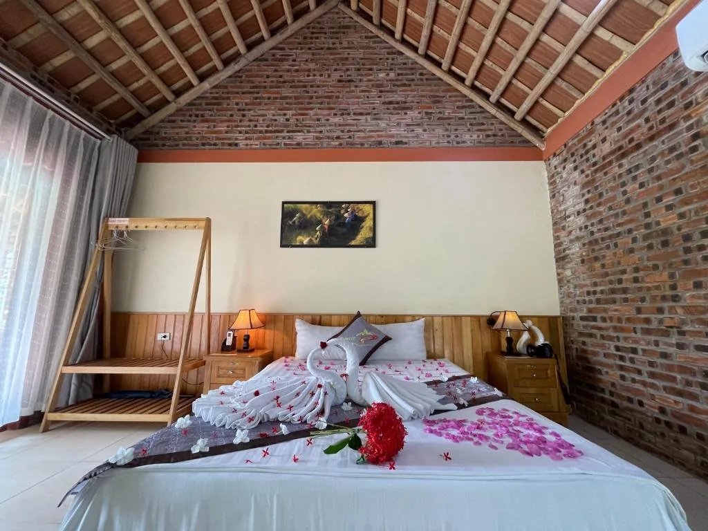 Deluxe Double Room with Balcony — Tam Coc Nature